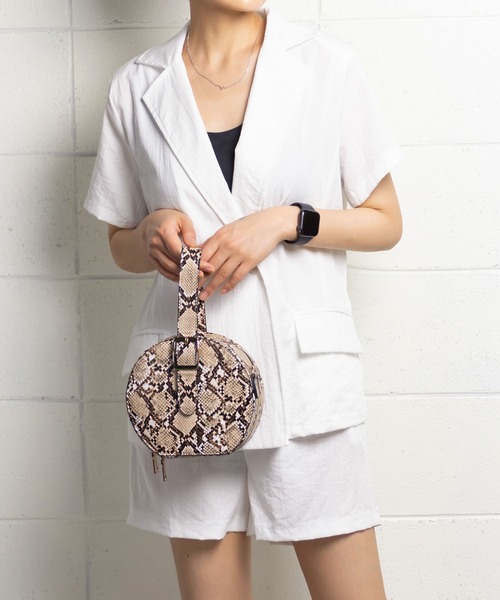 me+em select（ミームセレクト）の「【 2WAY 】サークルクロコハンドルショルダーバッグ（ショルダーバッグ・レディース・ブラック/ベージュ/キャメル/ベージュ×ブラック・FREE）」の5枚目の写真