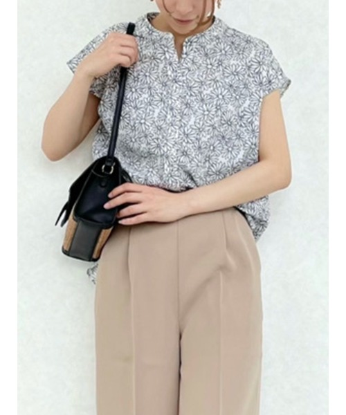 Te chichi TERRASSE（テチチテラス）の「花柄刺繍風プリントブラウス（シャツ/ブラウス・レディース・オフホワイト/チャコール/ブルー・ﾌﾘ-）」の2枚目の写真