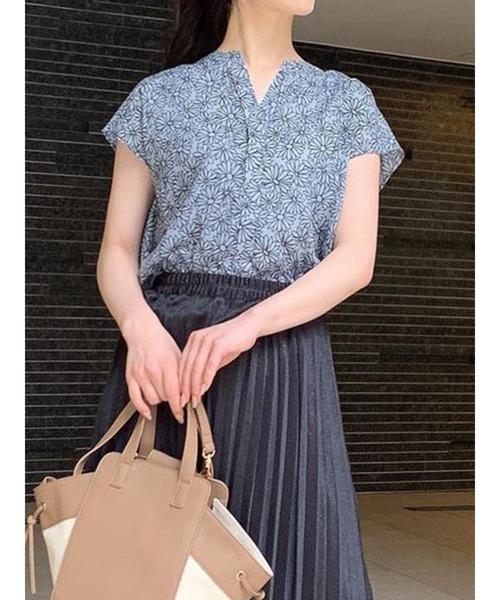 Te chichi TERRASSE（テチチテラス）の「花柄刺繍風プリントブラウス（シャツ/ブラウス・レディース・オフホワイト/チャコール/ブルー・ﾌﾘ-）」の3枚目の写真