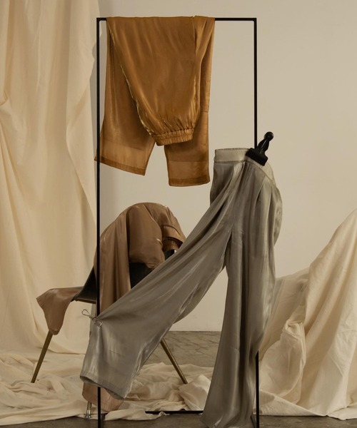 Amiur（エミレ）の「crape satin pants（その他パンツ・レディース・ベージュ/グレー/マスタード・FREE）」の10枚目の写真