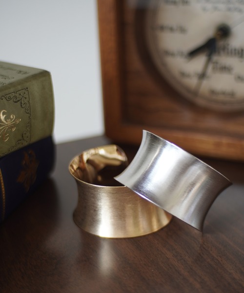 Port(ポート)の「ワイド カーブ バングル(バングル/リストバンド・レディース・シルバー/ゴールド・FREE)」の1枚目の写真