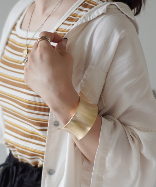 Port(ポート)の「ワイド カーブ バングル(バングル/リストバンド・レディース・シルバー/ゴールド・FREE)」の2枚目の写真