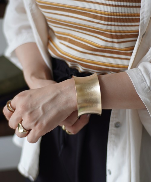 Port(ポート)の「ワイド カーブ バングル(バングル/リストバンド・レディース・シルバー/ゴールド・FREE)」の3枚目の写真