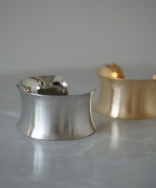 Port(ポート)の「ワイド カーブ バングル(バングル/リストバンド・レディース・シルバー/ゴールド・FREE)」の4枚目の写真