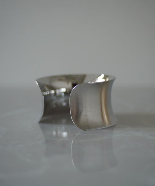 Port(ポート)の「ワイド カーブ バングル(バングル/リストバンド・レディース・シルバー/ゴールド・FREE)」の5枚目の写真