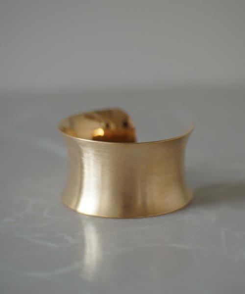 Port(ポート)の「ワイド カーブ バングル(バングル/リストバンド・レディース・シルバー/ゴールド・FREE)」の6枚目の写真