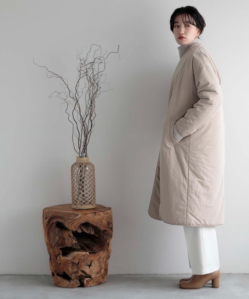 Doux archives（ドゥアルシーヴ）の「蓄熱中綿シームレスノーカラー  