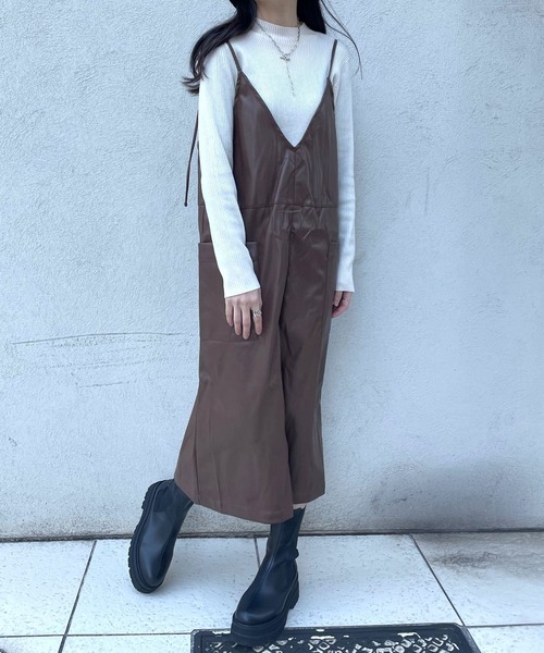 JUGLANS(ユグランス)の「☆ 存在感抜群。合皮キャミワンピース(ワンピース・レディース・ブラック/ベージュ/ブラウン・FREE)」の2枚目の写真