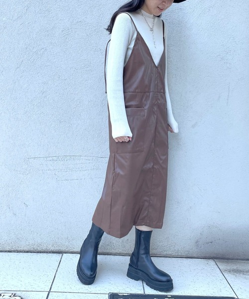 JUGLANS(ユグランス)の「☆ 存在感抜群。合皮キャミワンピース(ワンピース・レディース・ブラック/ベージュ/ブラウン・FREE)」の16枚目の写真