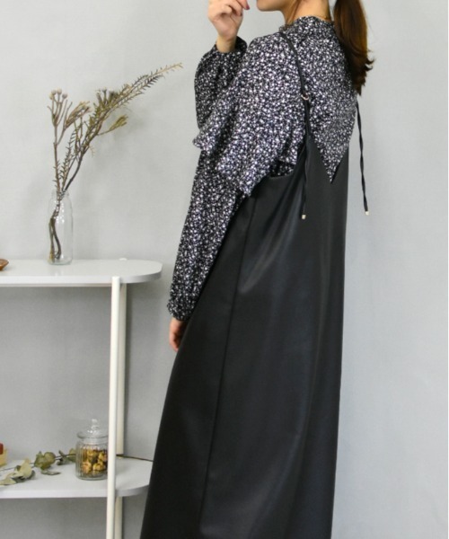 Brownie（ブラウニー）の「Brownie 小花柄袖ﾌﾘﾙﾌﾞﾗｳｽ（シャツ/ブラウス・レディース・ブラウン/ブラック/ネイビー・FREE）」の4枚目の写真