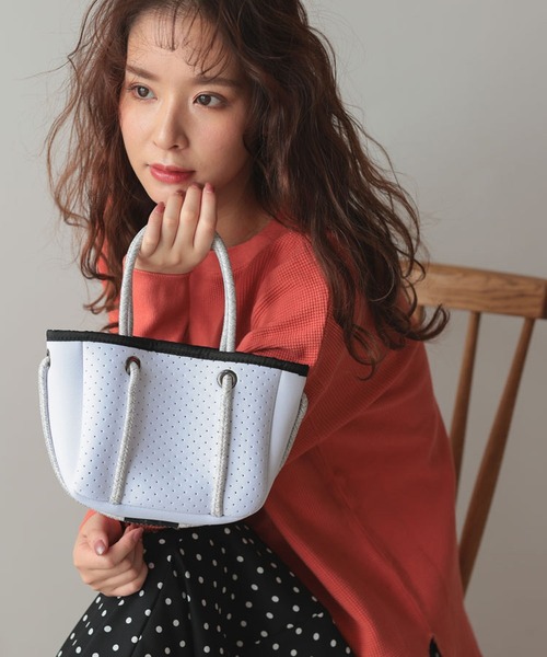 DONOBAN(ドノバン)の「ネオプレンミニトートバッグ(トートバッグ・レディース・ホワイト/ブラック/グレー/ピンク/ブルー・FREE)」の2枚目の写真
