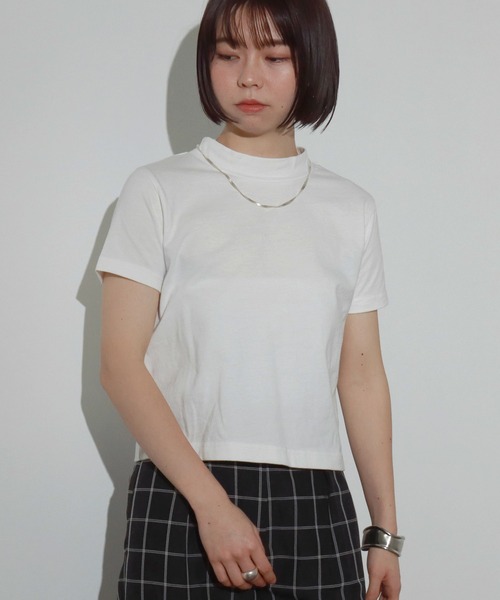 AULI（アウリィ）の「【低身長向けサイズ】ショート丈モックネックTシャツ（Tシャツ/カットソー・レディース・ホワイト/ブラック/ベージュ・S/XS）」の2枚目の写真