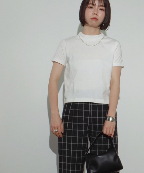 AULI（アウリィ）の「【低身長向けサイズ】ショート丈モックネックTシャツ（Tシャツ/カットソー・レディース・ホワイト/ブラック/ベージュ・S/XS）」の4枚目の写真