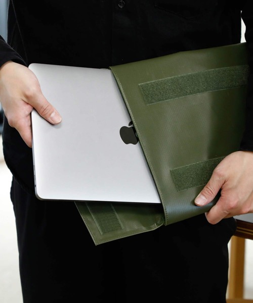 Penco(ペンコ)の「Penco ペンコ キャリータイトケース L パソコン PCケース 13インチ(PC・タブレットケース・レディース・ブラック/オレンジ/グレー/イエロー/カーキ/ホワイト/ライトブルー/レッド/ブルー/グリーン・FREE)」の22枚目の写真