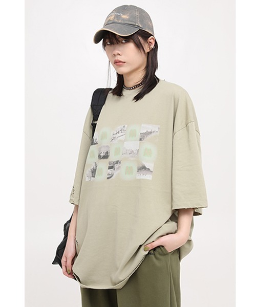 MASONPRINCE(メイソンプリンス)の「【MASONPRINCE】Oversized M logo & photo print TEE DT3116(Tシャツ/カットソー・メンズ・ホワイト/ブラック/レッド/ライトカーキ・S/M/L)」の3枚目の写真