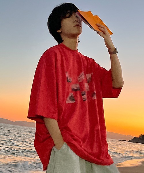 MASONPRINCE(メイソンプリンス)の「【MASONPRINCE】Oversized M logo & photo print TEE DT3116(Tシャツ/カットソー・メンズ・ホワイト/ブラック/レッド/ライトカーキ・S/M/L)」の16枚目の写真