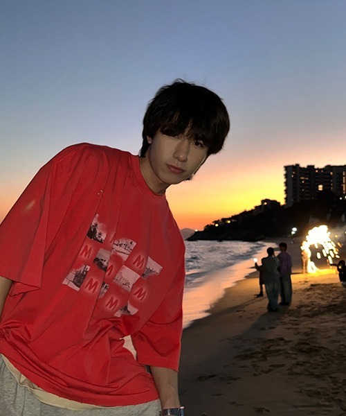 MASONPRINCE(メイソンプリンス)の「【MASONPRINCE】Oversized M logo & photo print TEE DT3116(Tシャツ/カットソー・メンズ・ホワイト/ブラック/レッド/ライトカーキ・S/M/L)」の20枚目の写真