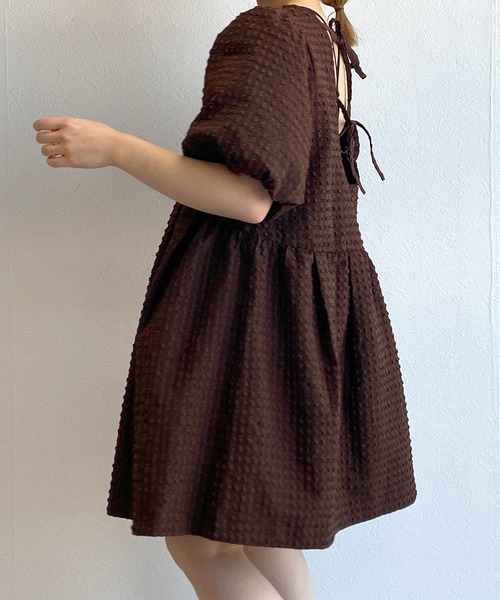 w closet（ダブルクローゼット）の「バックリボンパフスリーブチュニック（シャツ/ブラウス・レディース・アイボリー/ブラウン/ピンク/ブラック・FREE）」の4枚目の写真