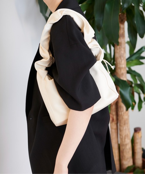 FREE'S MART（フリーズマート）の「シャーリングハンドルバッグ（トートバッグ・レディース・イエロー/ホワイト/ブラック・ﾌﾘ-）」の16枚目の写真