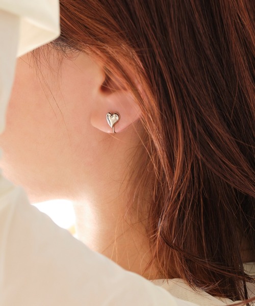 Phoebe（フィービィー）の「【金属アレルギー対応】【痛くないシリーズ】プランプハートミニライトフィットイヤリング（イヤリング・レディース・イエローゴールド/シルバー・FREE）」の4枚目の写真