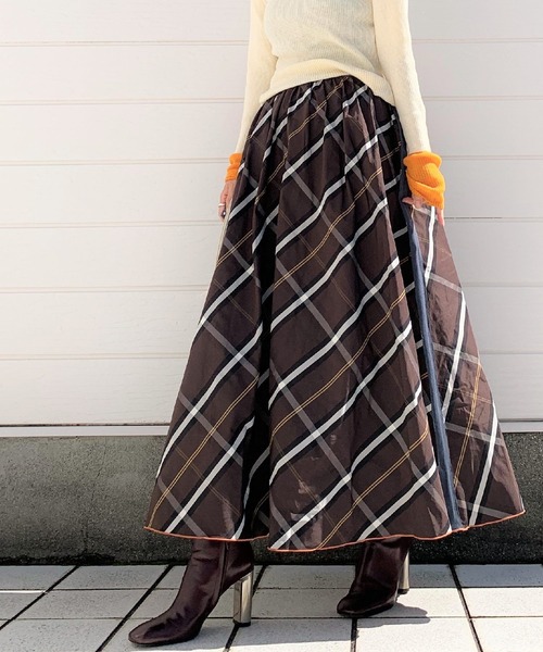 Q(キュー)の「サイドラインメモリーチェックボリュームスカート(スカート・レディース・ブルー系その他/ブラウン系その他/オレンジ系その他/ネイビー系/ベージュ系その他/マルチ・MEDIUM)」の2枚目の写真