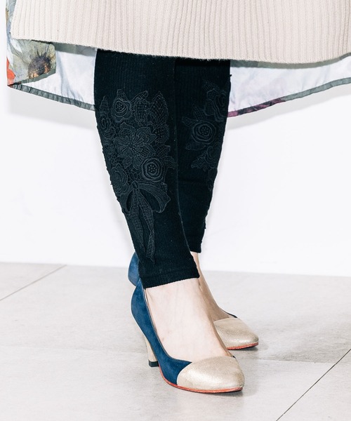 iS ScoLar（イズスカラー）の「523048：ブーケ柄レース裾テレコレギンス（レギンス/スパッツ・レディース・ブラック/ベージュ・M）」の2枚目の写真