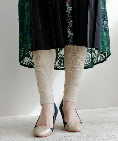 iS ScoLar（イズスカラー）の「523048：ブーケ柄レース裾テレコレギンス（レギンス/スパッツ・レディース・ブラック/ベージュ・M）」の5枚目の写真