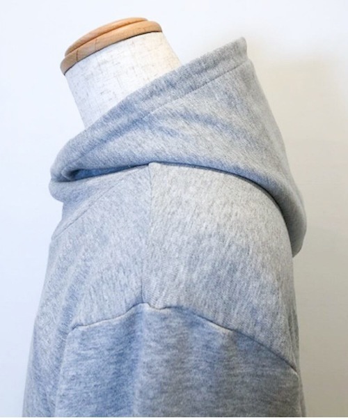 Alil（アリル）の「【Alil】アリル 裏毛 ボリュームネック パーカー プルオーバー 大人カジュアル（パーカー・メンズ・ブラック/オフホワイト/グレイッシュベージュ/杢グレー・LARGE/MEDIUM/SMALL）」の17枚目の写真