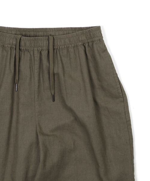 The DUFFER of ST.GEORGE（ザダファーオブセントジョージ）の「ECO FRIENDLY DYEING GATHERED WIDE PANTS：サステナブル エコ テーパード イージーワイドパンツ（その他パンツ・メンズ・ブラック/ブラウン/カーキ・SMALL/MEDIUM/LARGE/X-LARGE）」の5枚目の写真