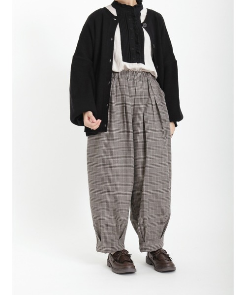 Samansa Mos2（サマンサ モスモス）の「裾タックテーパードパンツ（その他パンツ・レディース・ブラック/ベージュ/ネイビー/カーキ・ﾌﾘ-）」の15枚目の写真