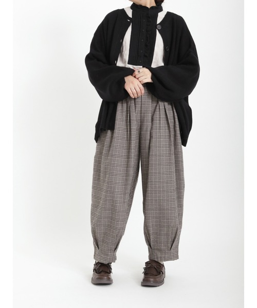 Samansa Mos2（サマンサ モスモス）の「裾タックテーパードパンツ（その他パンツ・レディース・ブラック/ベージュ/ネイビー/カーキ・ﾌﾘ-）」の17枚目の写真