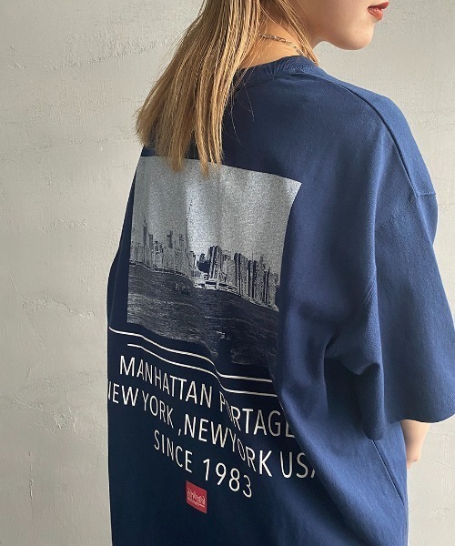 Manhattan Portage（マンハッタンポーテージ）の「[MANHATTAN PORTAGE/マンハッタンポーテージ] 別注 バックフォトプリントTシャツ（Tシャツ/カットソー・レディース・ホワイト/ベージュ/ネイビー・S/M/L/XL）」の3枚目の写真