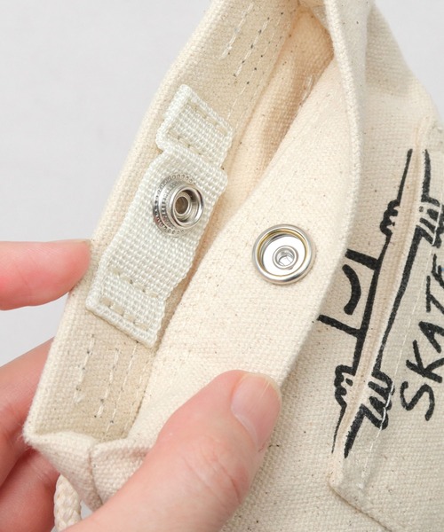 THRASHER（スラッシャー）の「THRASHER × Mark Gonzales キャンバス スマホポーチ（ショルダーバッグ・メンズ・オフホワイト/ブラック・FREE）」の10枚目の写真