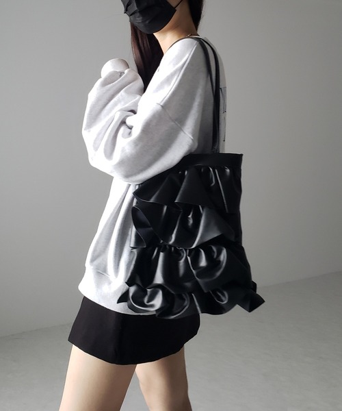 ★【新品】エイミーロウ バックフリルフェイクレザーライダース ブラック完売間近★ Eimee Law（エイミーロウ）の「バックフリル合成皮革ライダース