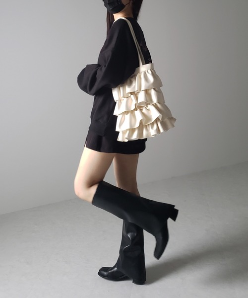 me+em select(ミームセレクト)の「【 2color 】フリルフェイクレザーショルダーバッグ(ショルダーバッグ・レディース・ブラック/アイボリー・FREE)」の10枚目の写真