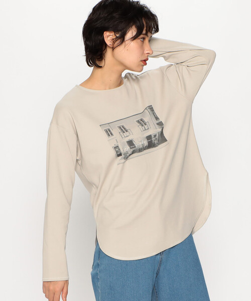 COMME CA ISM(コムサイズム)の「フォトプリント プルオーバー(Tシャツ/カットソー・レディース・グレイッシュベージュ/ホワイト/モカ・M/L)」の1枚目の写真