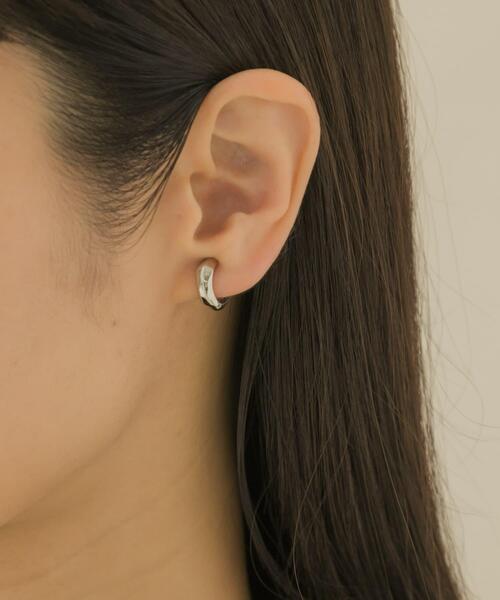 SMELLY(スメリー)の「プックリラインミニイヤリング(イヤリング・レディース・ゴールド/シルバー・-)」の3枚目の写真