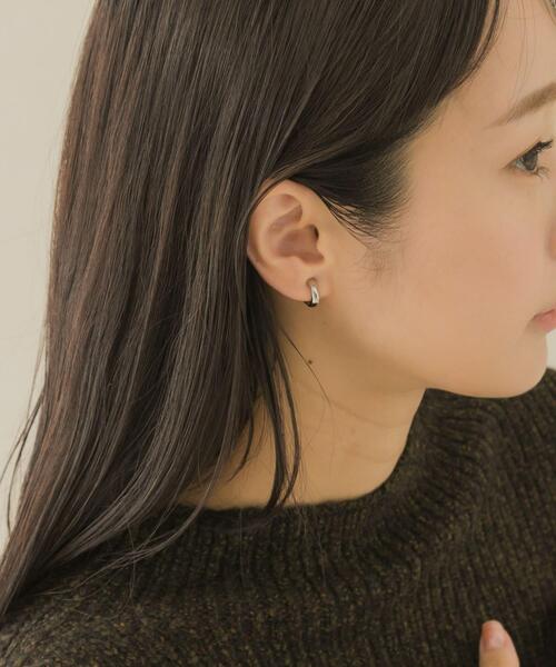 SMELLY(スメリー)の「プックリラインミニイヤリング(イヤリング・レディース・ゴールド/シルバー・-)」の5枚目の写真