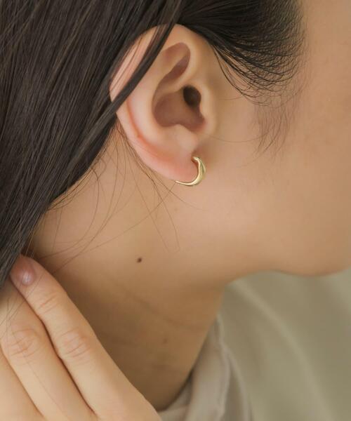 SMELLY(スメリー)の「プックリラインミニイヤリング(イヤリング・レディース・ゴールド/シルバー・-)」の7枚目の写真