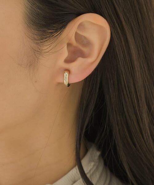 SMELLY(スメリー)の「プックリラインミニイヤリング(イヤリング・レディース・ゴールド/シルバー・-)」の8枚目の写真