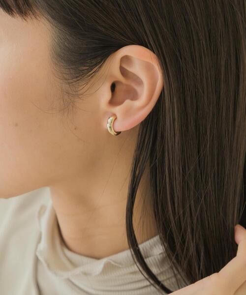 SMELLY(スメリー)の「プックリラインミニイヤリング(イヤリング・レディース・ゴールド/シルバー・-)」の9枚目の写真