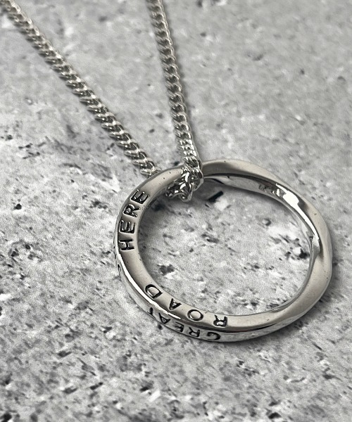 ARROWM(アローム)の「ARROWM ツイストリングネックレス(ネックレス・メンズ・シルバー・FREE)」の4枚目の写真