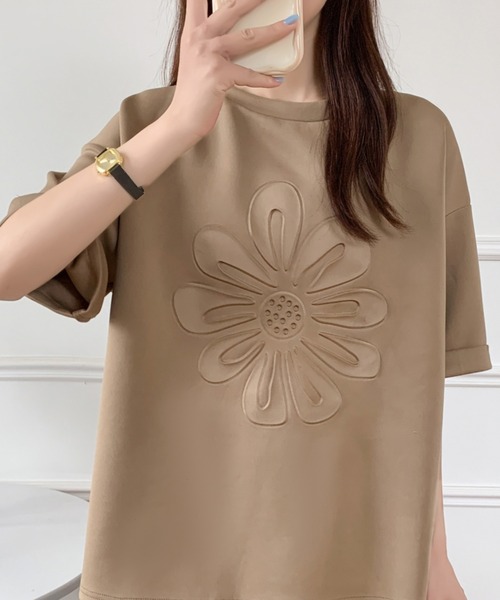 ECLIN(エクラン)の「ビックシルエットフラワーエンボス加工半袖Tシャツ(Tシャツ/カットソー・レディース・ホワイト/ブラック/ベージュ/グレー・M/L)」の4枚目の写真