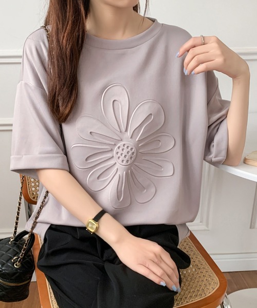ECLIN(エクラン)の「ビックシルエットフラワーエンボス加工半袖Tシャツ(Tシャツ/カットソー・レディース・ホワイト/ブラック/ベージュ/グレー・M/L)」の3枚目の写真