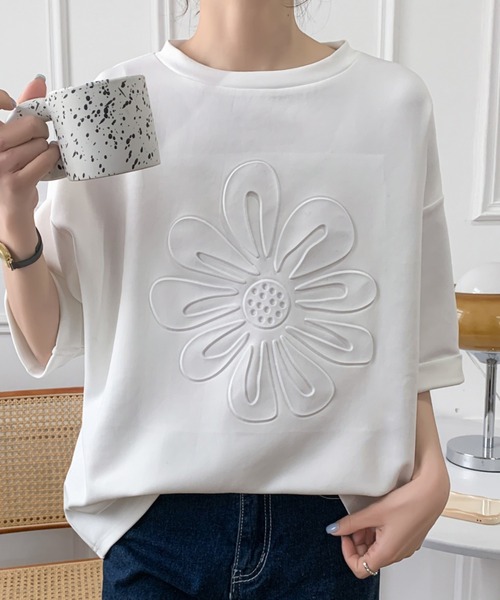 ECLIN(エクラン)の「ビックシルエットフラワーエンボス加工半袖Tシャツ(Tシャツ/カットソー・レディース・ホワイト/ブラック/ベージュ/グレー・M/L)」の2枚目の写真