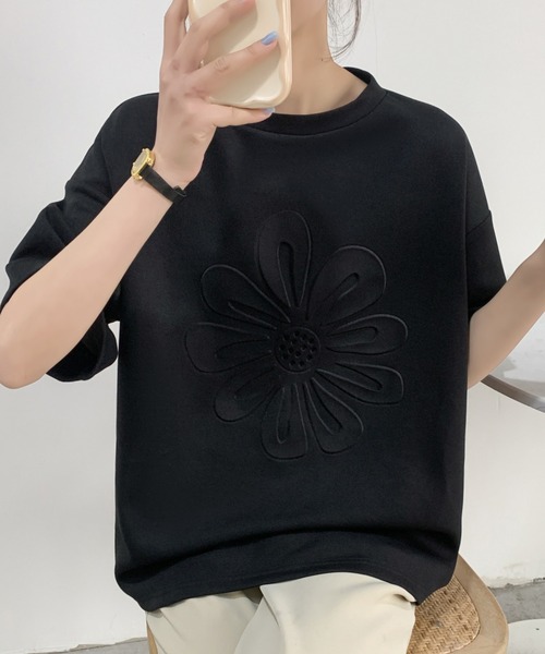 ECLIN(エクラン)の「ビックシルエットフラワーエンボス加工半袖Tシャツ(Tシャツ/カットソー・レディース・ホワイト/ブラック/ベージュ/グレー・M/L)」の1枚目の写真