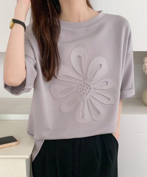 ECLIN(エクラン)の「ビックシルエットフラワーエンボス加工半袖Tシャツ(Tシャツ/カットソー・レディース・ホワイト/ブラック/ベージュ/グレー・M/L)」の9枚目の写真