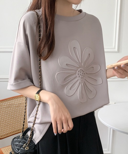 ECLIN(エクラン)の「ビックシルエットフラワーエンボス加工半袖Tシャツ(Tシャツ/カットソー・レディース・ホワイト/ブラック/ベージュ/グレー・M/L)」の11枚目の写真