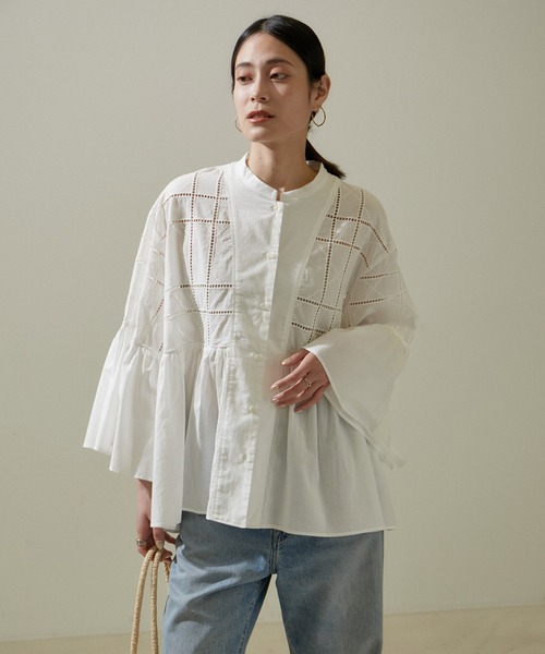 SALON adam et rope'(サロン アダム エ ロペ)の「エンブロイダリーヘムギャザーブラウス/シャツ(シャツ/ブラウス・レディース・ホワイト/ブラック・FREE)」の2枚目の写真