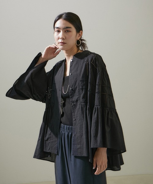 SALON adam et rope'(サロン アダム エ ロペ)の「エンブロイダリーヘムギャザーブラウス/シャツ(シャツ/ブラウス・レディース・ホワイト/ブラック・FREE)」の1枚目の写真